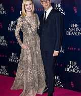 totally-elle-2016-neon-demon-uk-premiere-080.jpg