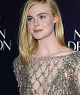 totally-elle-2016-neon-demon-uk-premiere-100.jpg