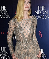totally-elle-2016-neon-demon-uk-premiere-104.jpg