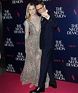 totally-elle-2016-neon-demon-uk-premiere-152.jpg