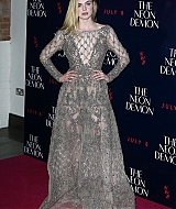 totally-elle-2016-neon-demon-uk-premiere-175.jpg