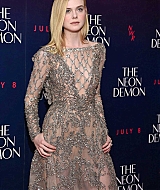 totally-elle-2016-neon-demon-uk-premiere-194.jpg
