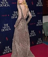 totally-elle-2016-neon-demon-uk-premiere-197.jpg