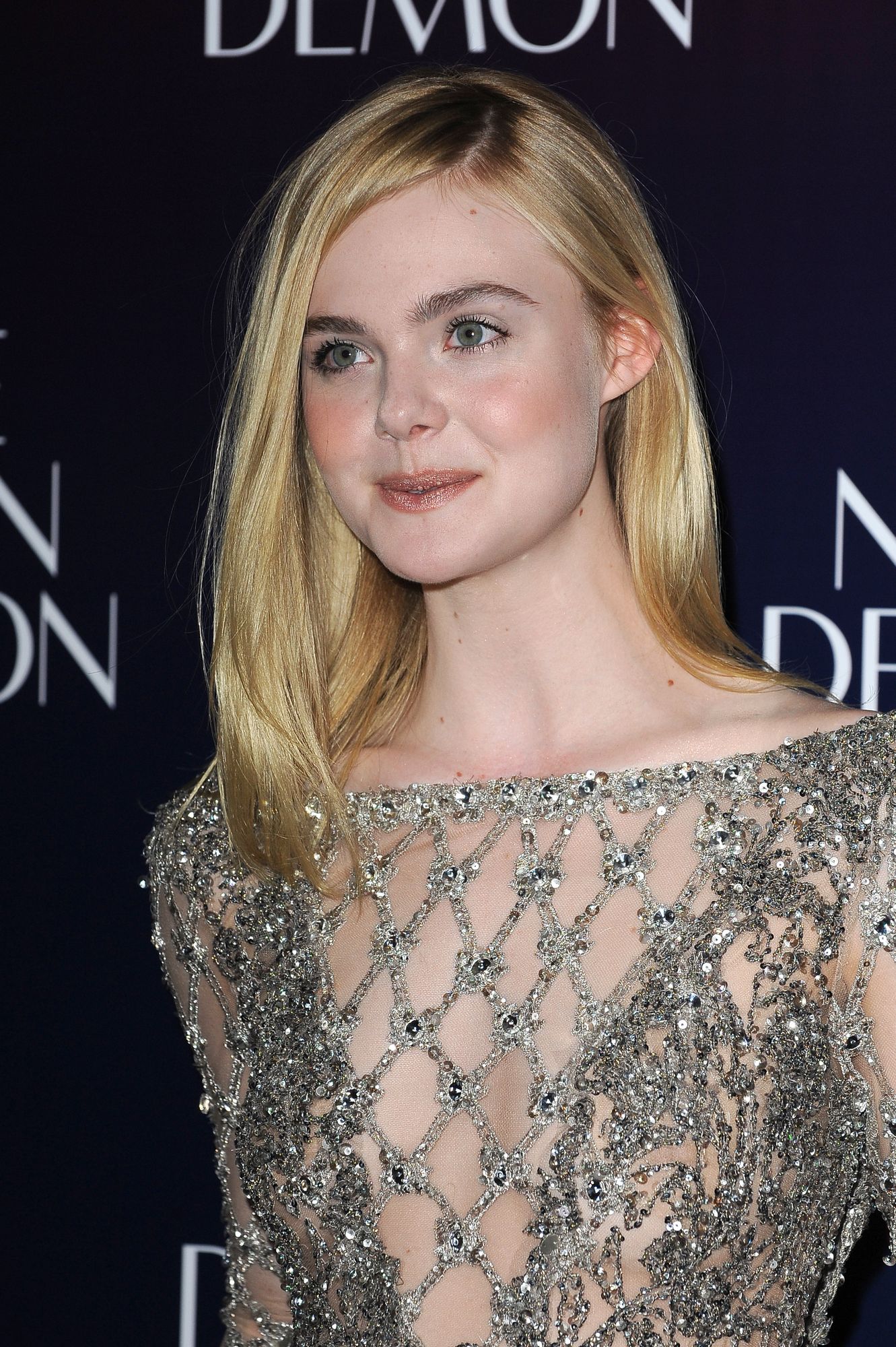 totally-elle-2016-neon-demon-uk-premiere-100.jpg