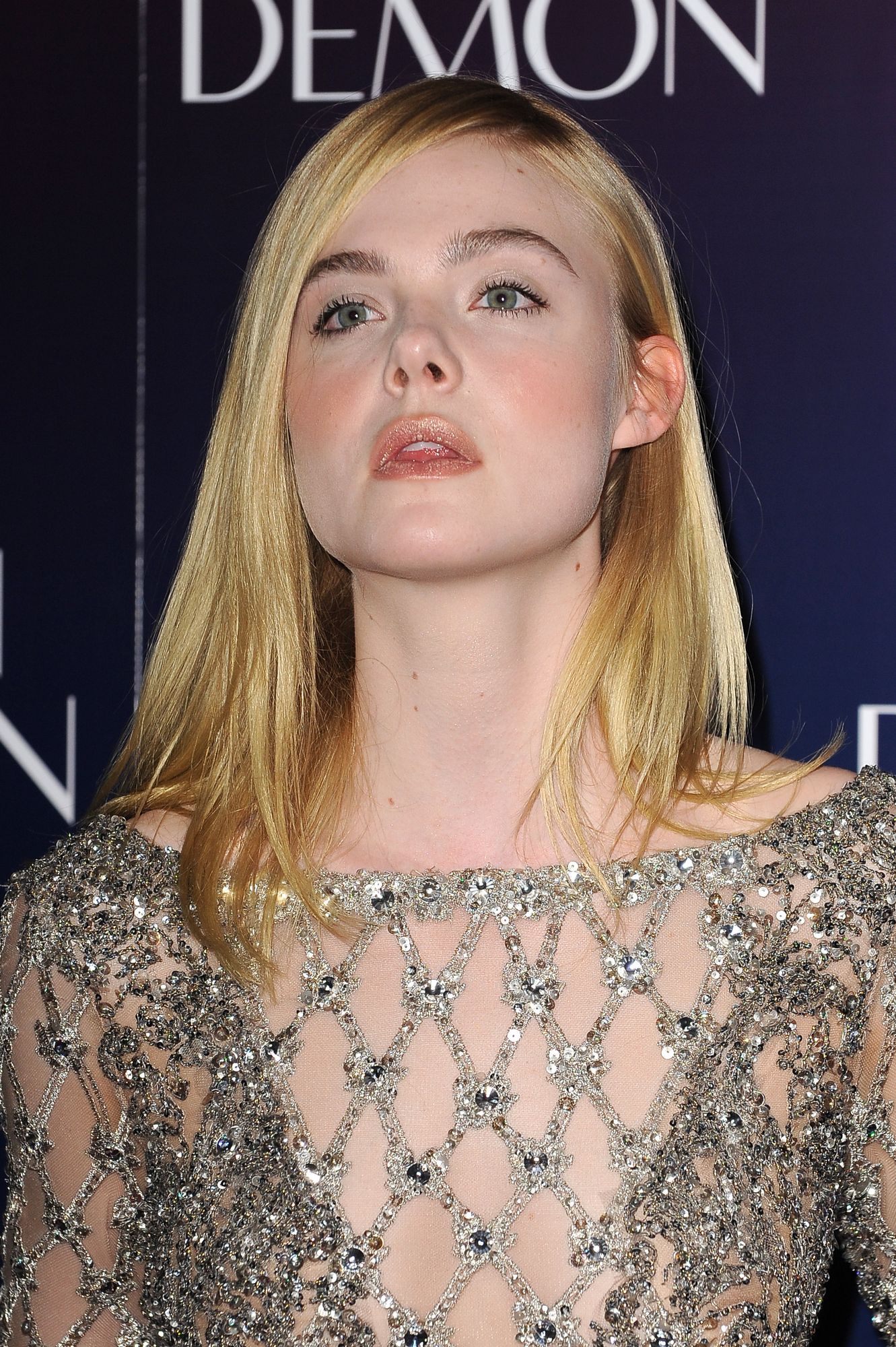 totally-elle-2016-neon-demon-uk-premiere-110.jpg
