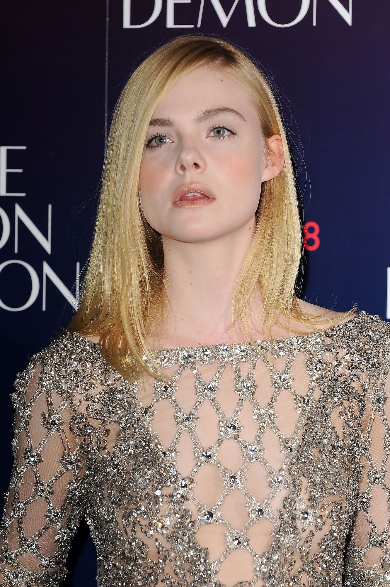 totally-elle-2016-neon-demon-uk-premiere-112.jpg