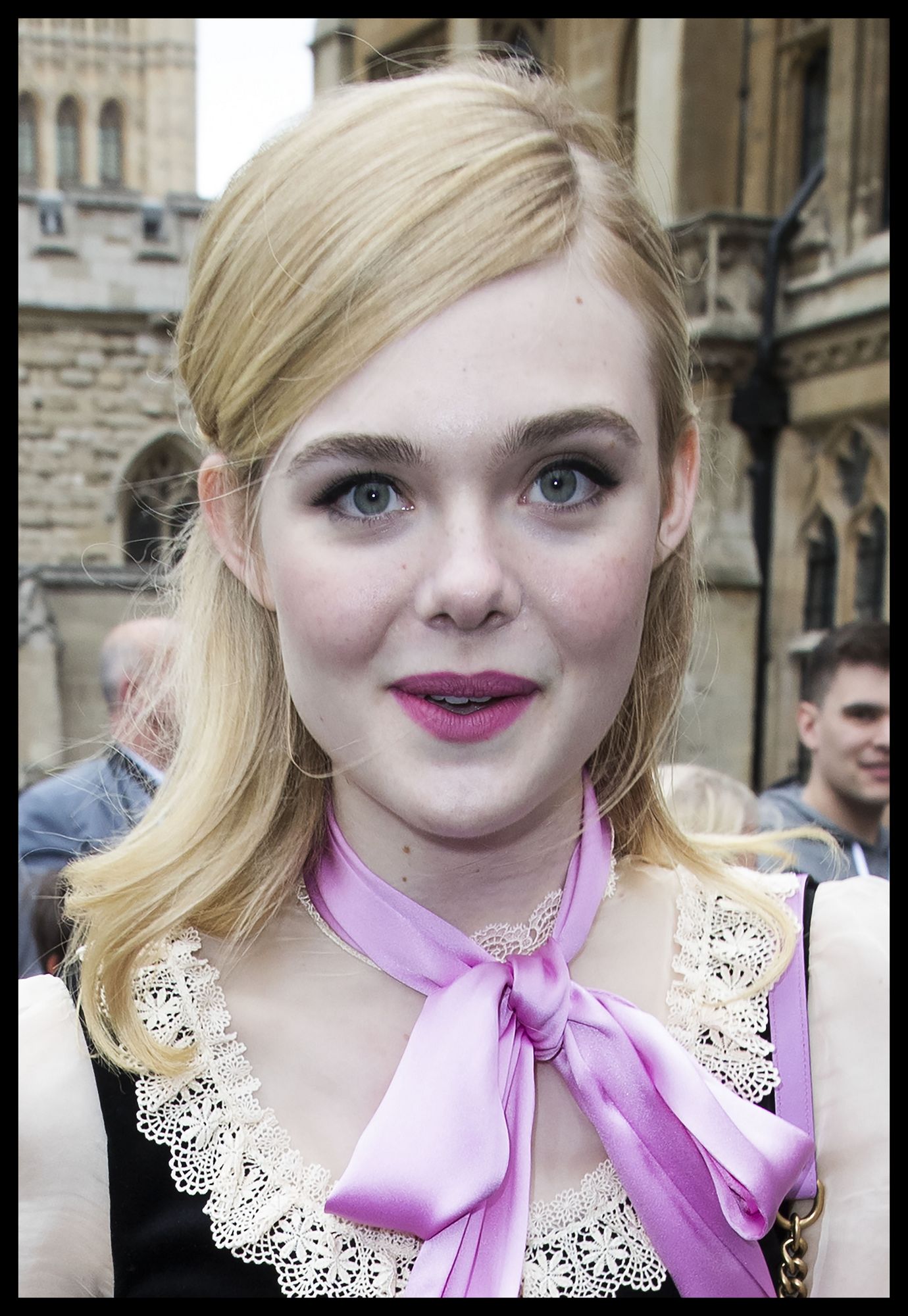 totally-elle-candid-2016-06-02-2-001.jpg