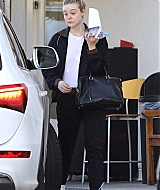 totally-elle-candid-2016-12-08-2-004.jpg