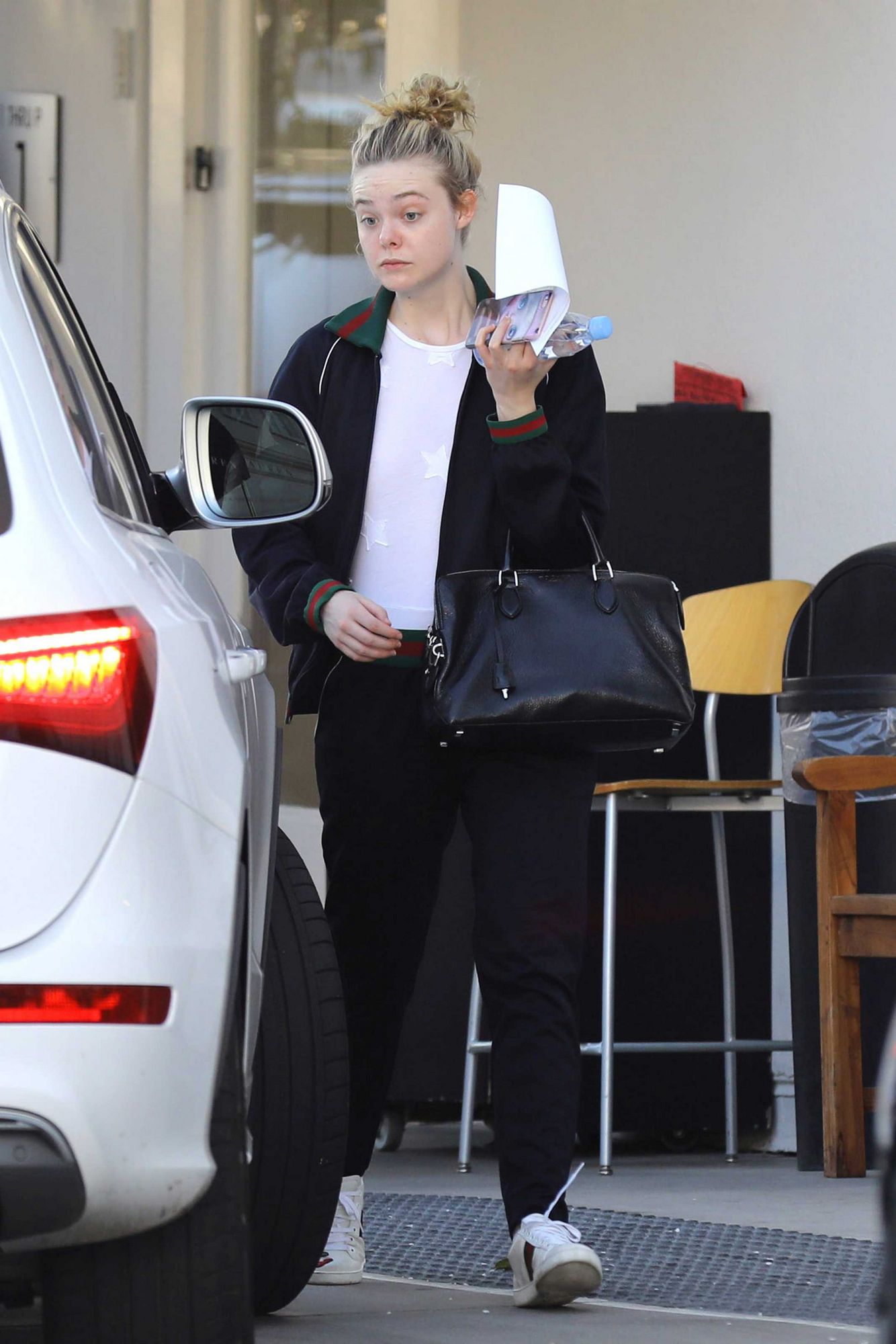totally-elle-candid-2016-12-08-2-004.jpg