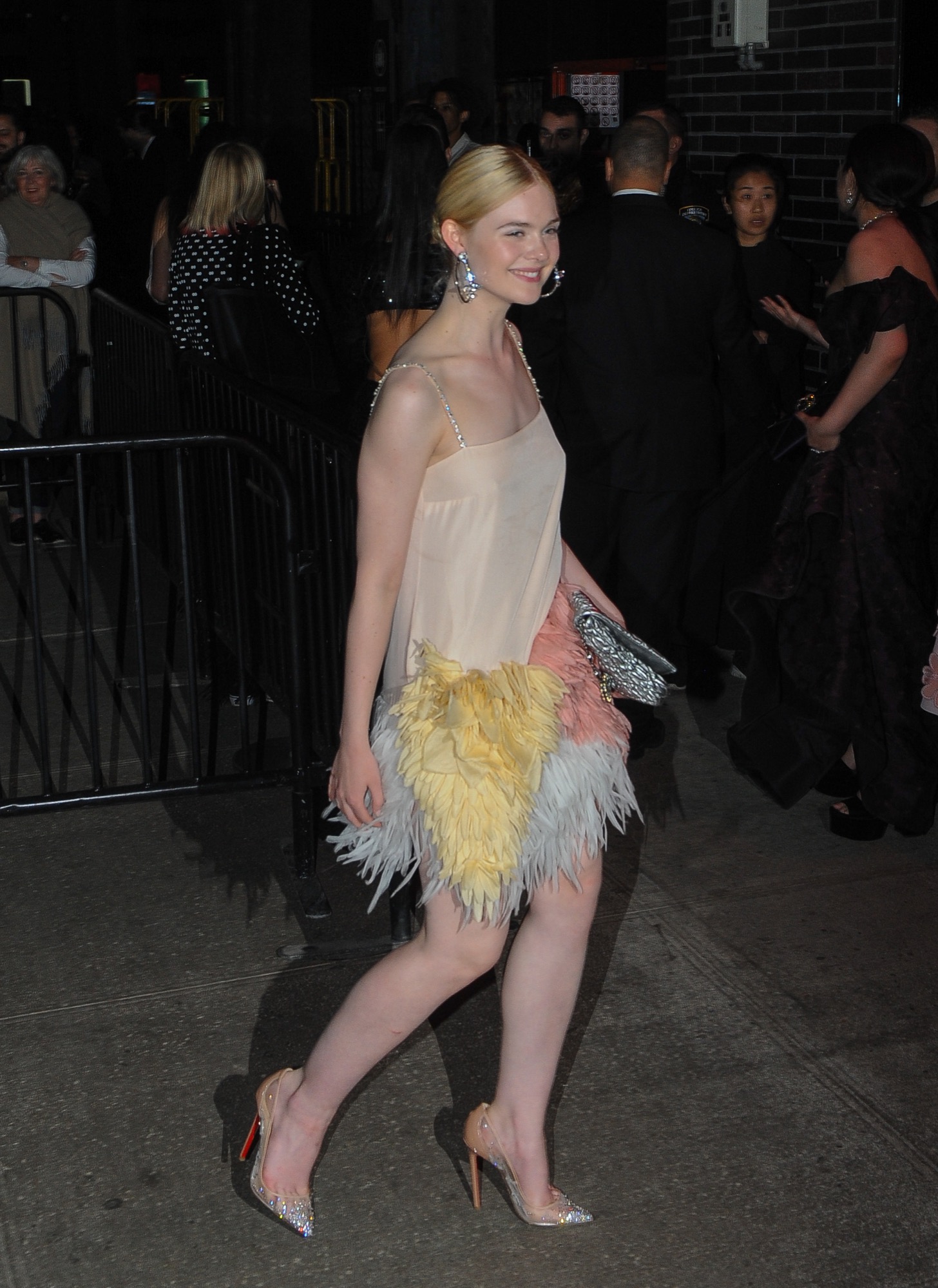totally-elle-candid-2017-05-01-07.jpg
