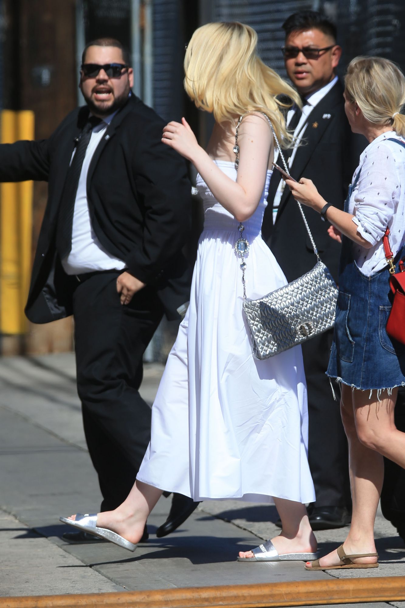 totallyelle-candid-2017-06-29-arriving-at-jimmy-kimmel-031.jpg
