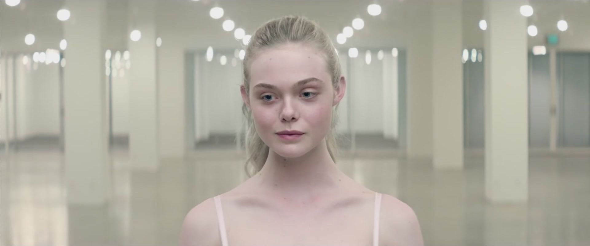totally-elle-neon-demon-clip-001.jpg