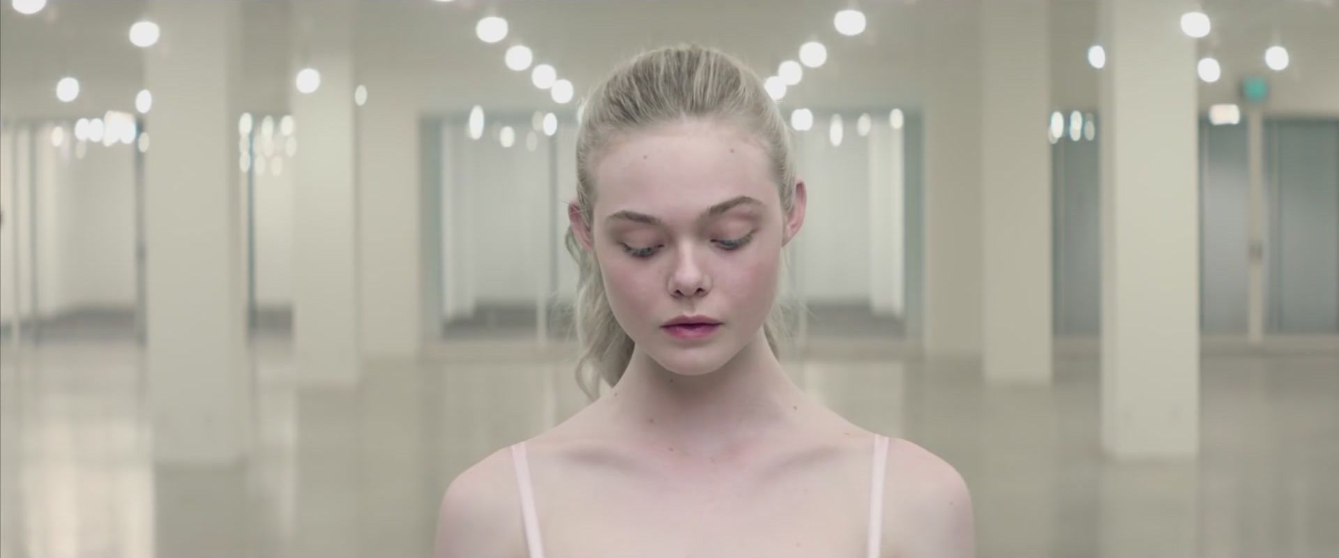 totally-elle-neon-demon-clip-002.jpg