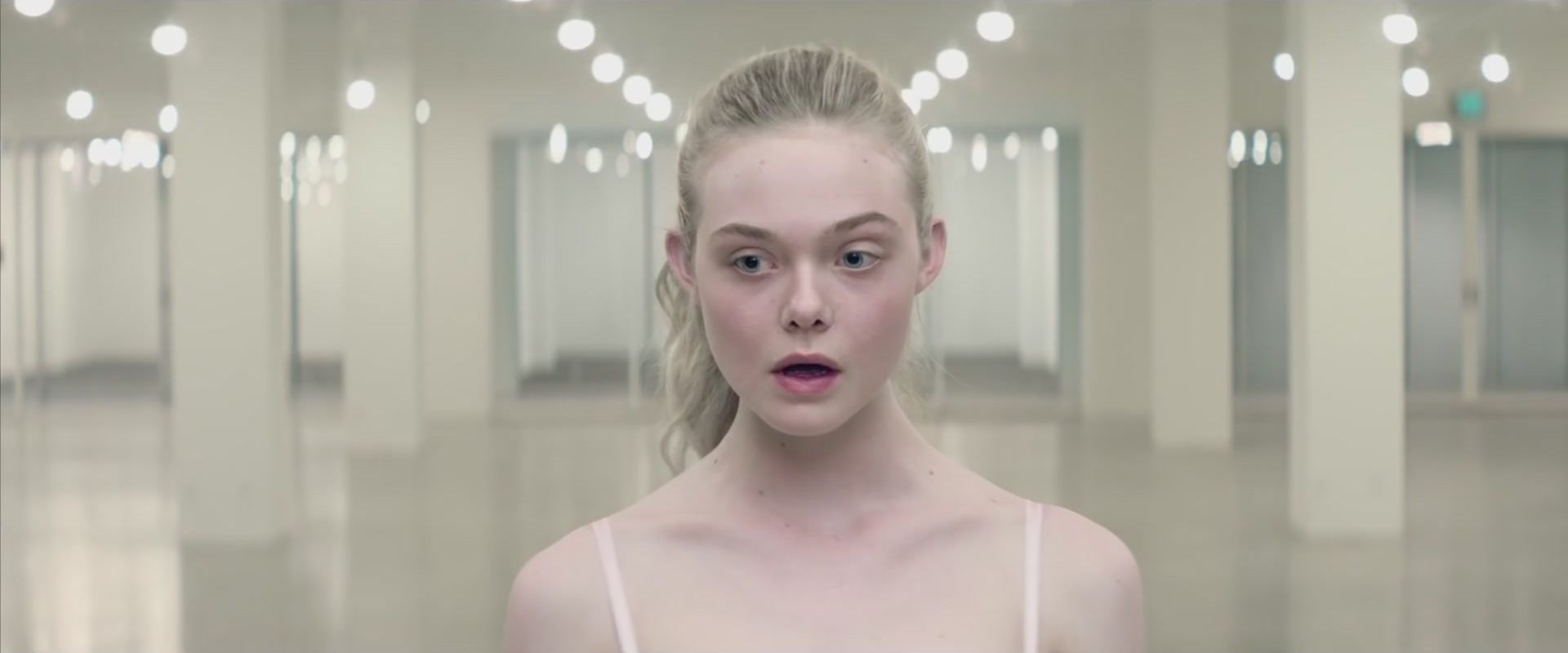 totally-elle-neon-demon-clip-003.jpg