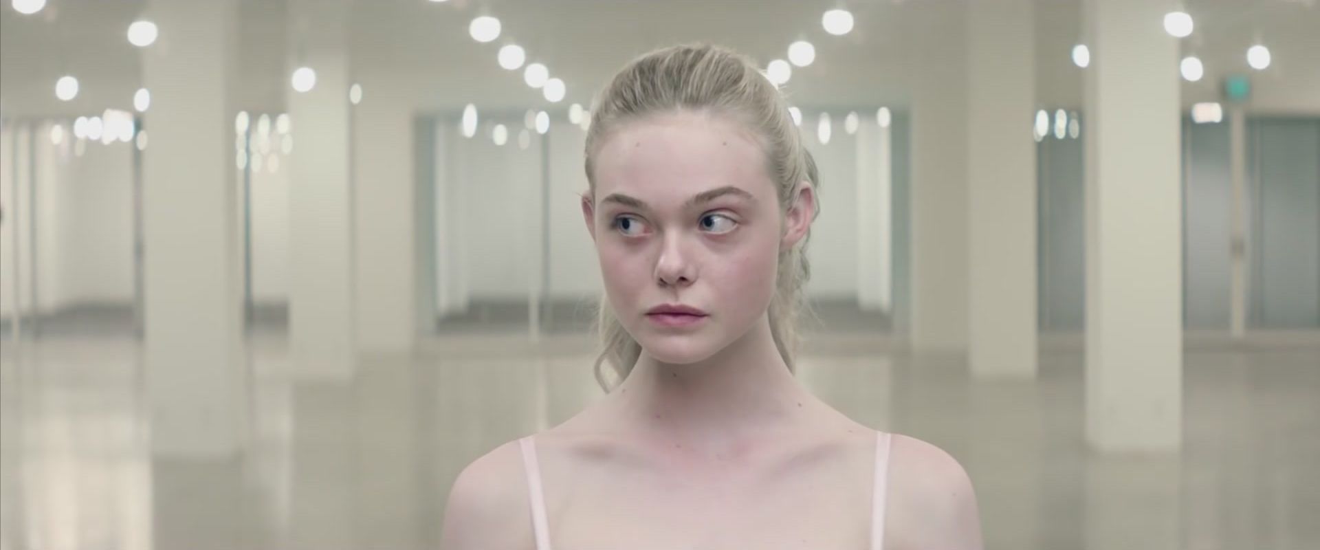 totally-elle-neon-demon-clip-004.jpg