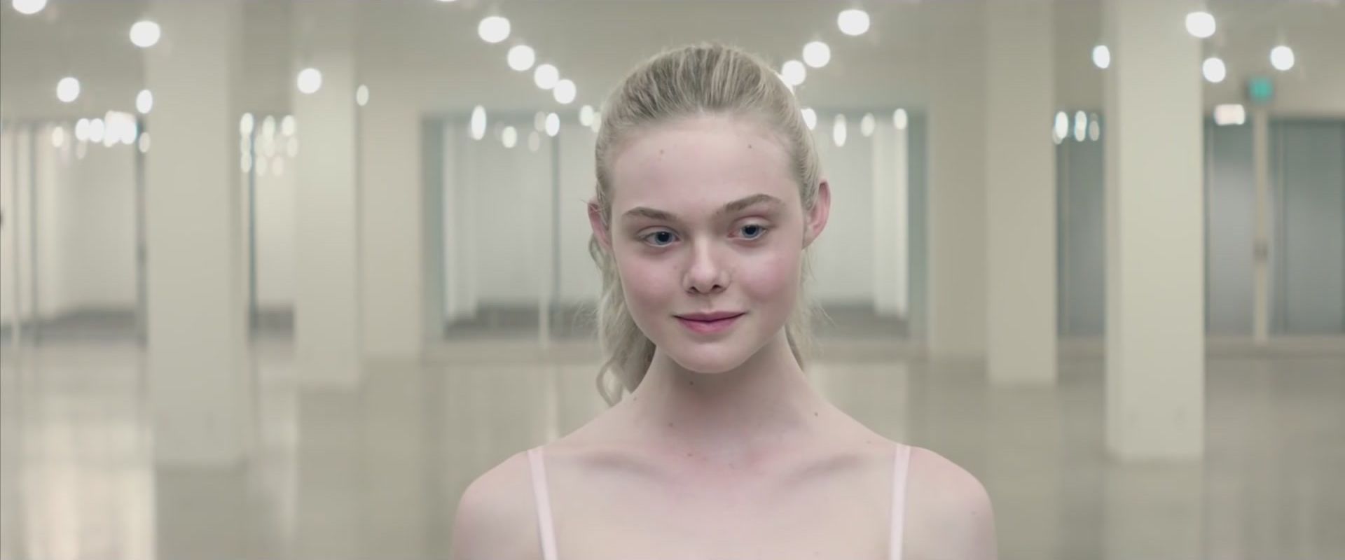 totally-elle-neon-demon-clip-008.jpg