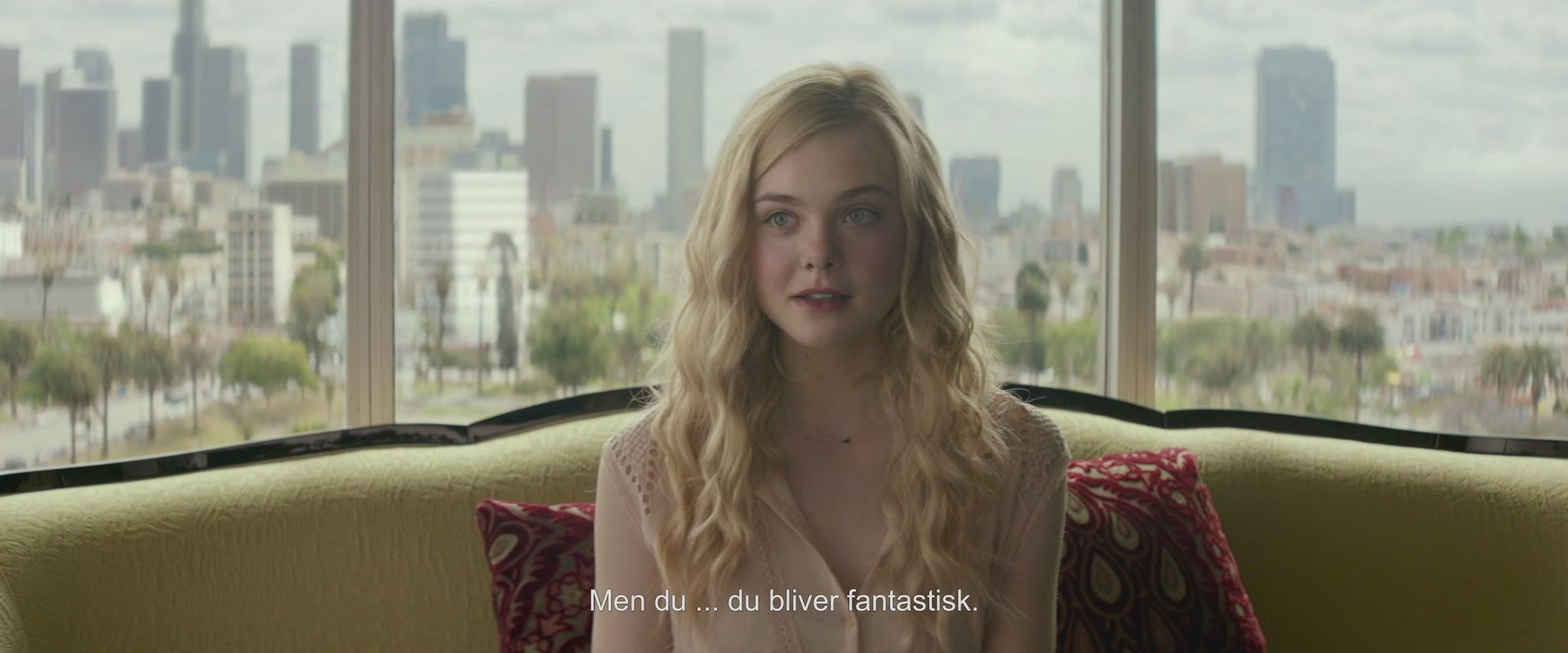 totally-elle-neon-demon-danish-trailer-002.jpg