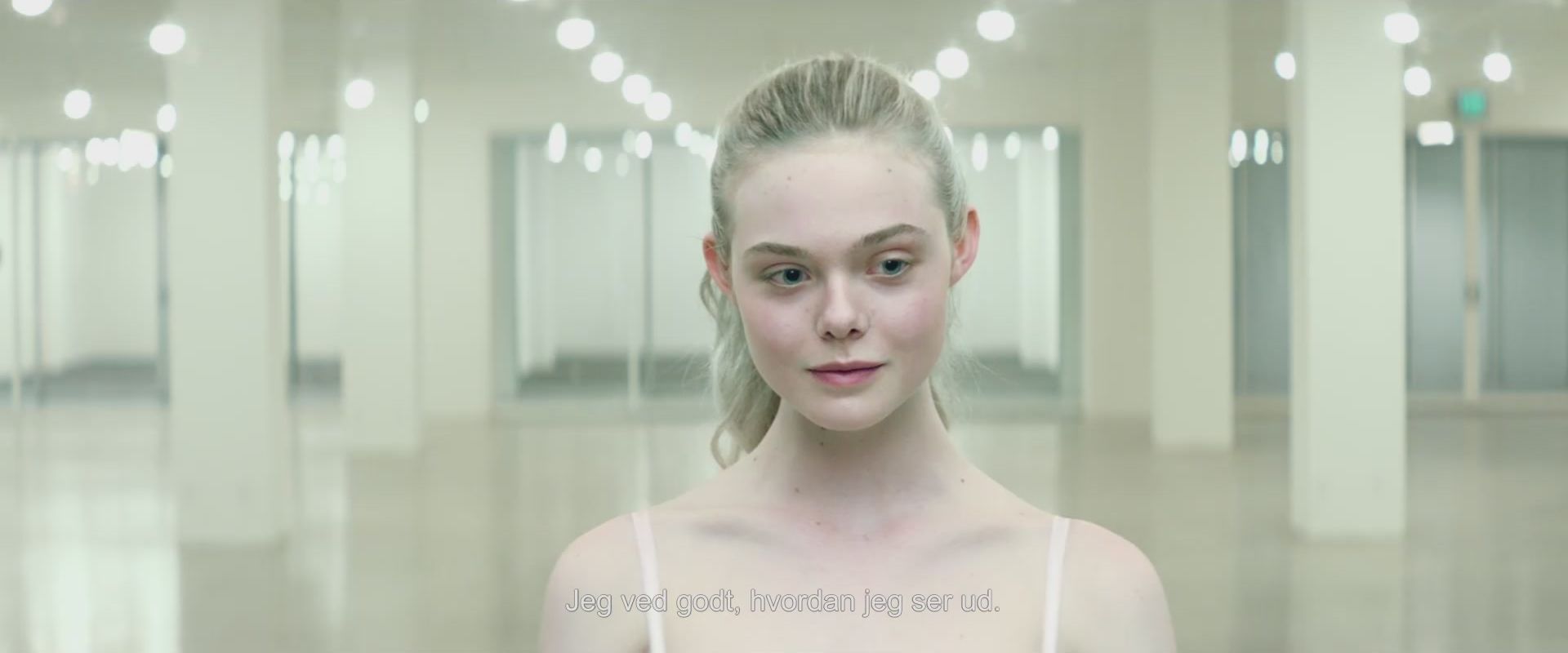totally-elle-neon-demon-danish-trailer-017.jpg