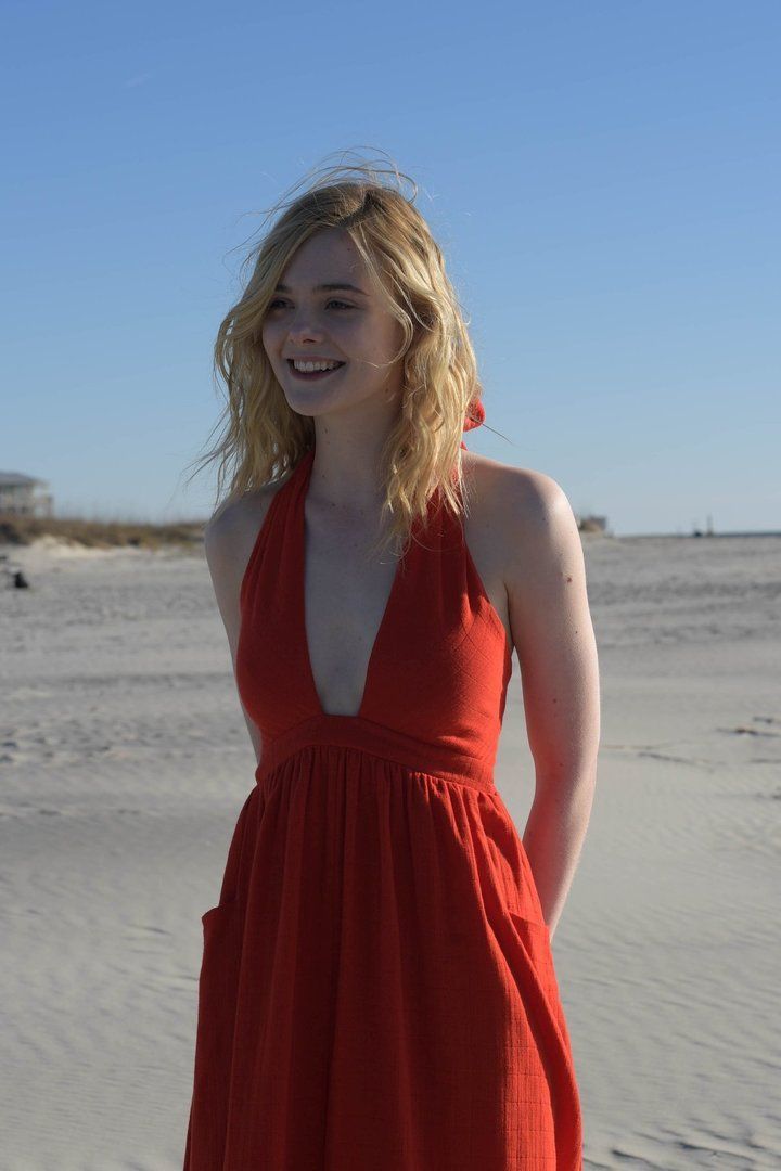 totally-elle-galveston-stills-006.jpg
