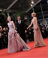 totally-elle-2016-neon-demon-cannes-premiere-148.jpg
