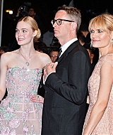totally-elle-2016-neon-demon-cannes-premiere-174.jpg