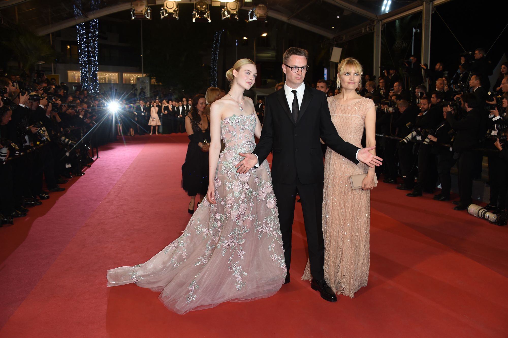 totally-elle-2016-neon-demon-cannes-premiere-013.jpg