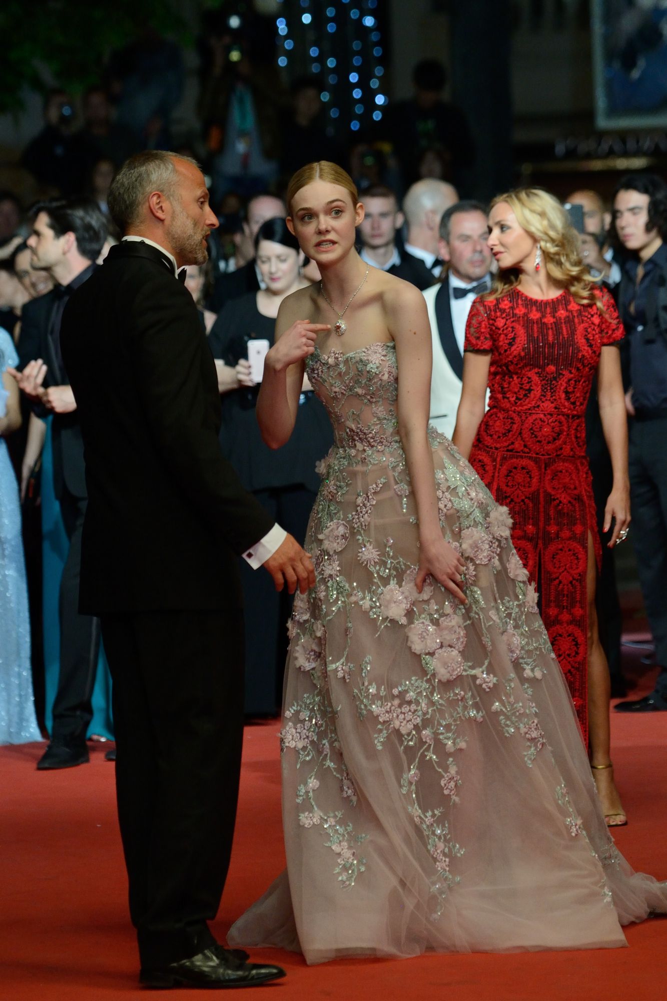 totally-elle-2016-neon-demon-cannes-premiere-078.jpg