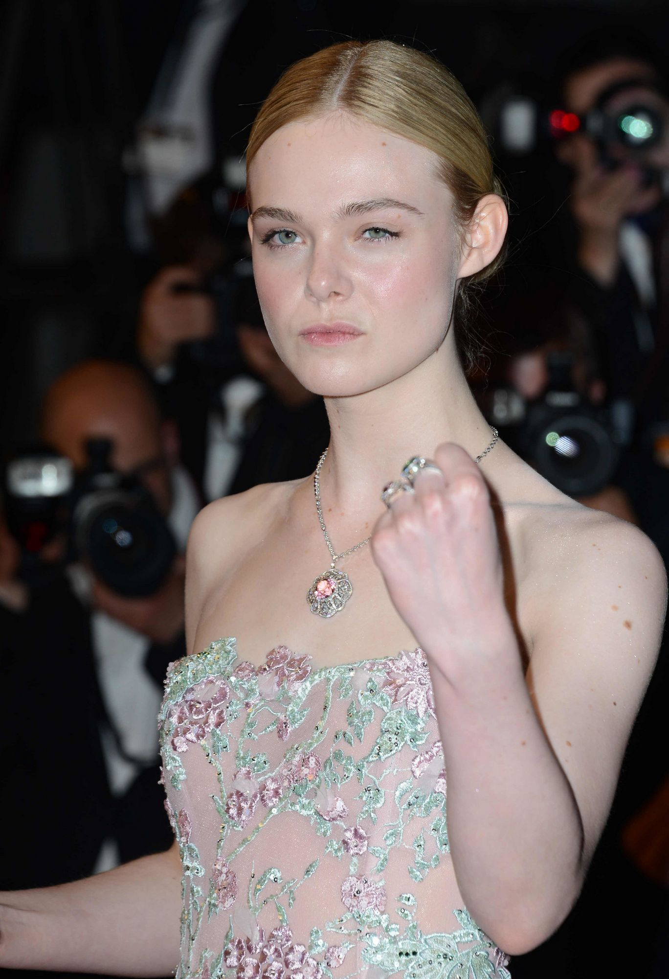 totally-elle-2016-neon-demon-cannes-premiere-089.jpg