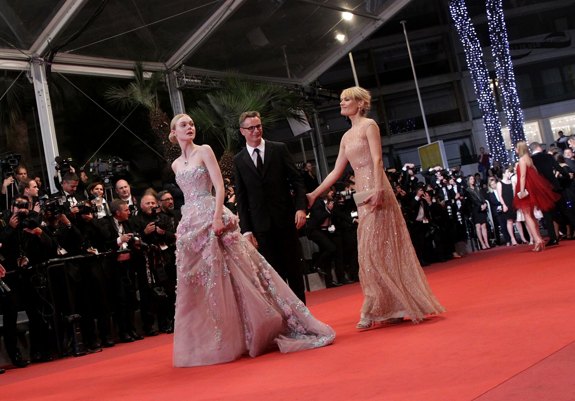 totally-elle-2016-neon-demon-cannes-premiere-148.jpg