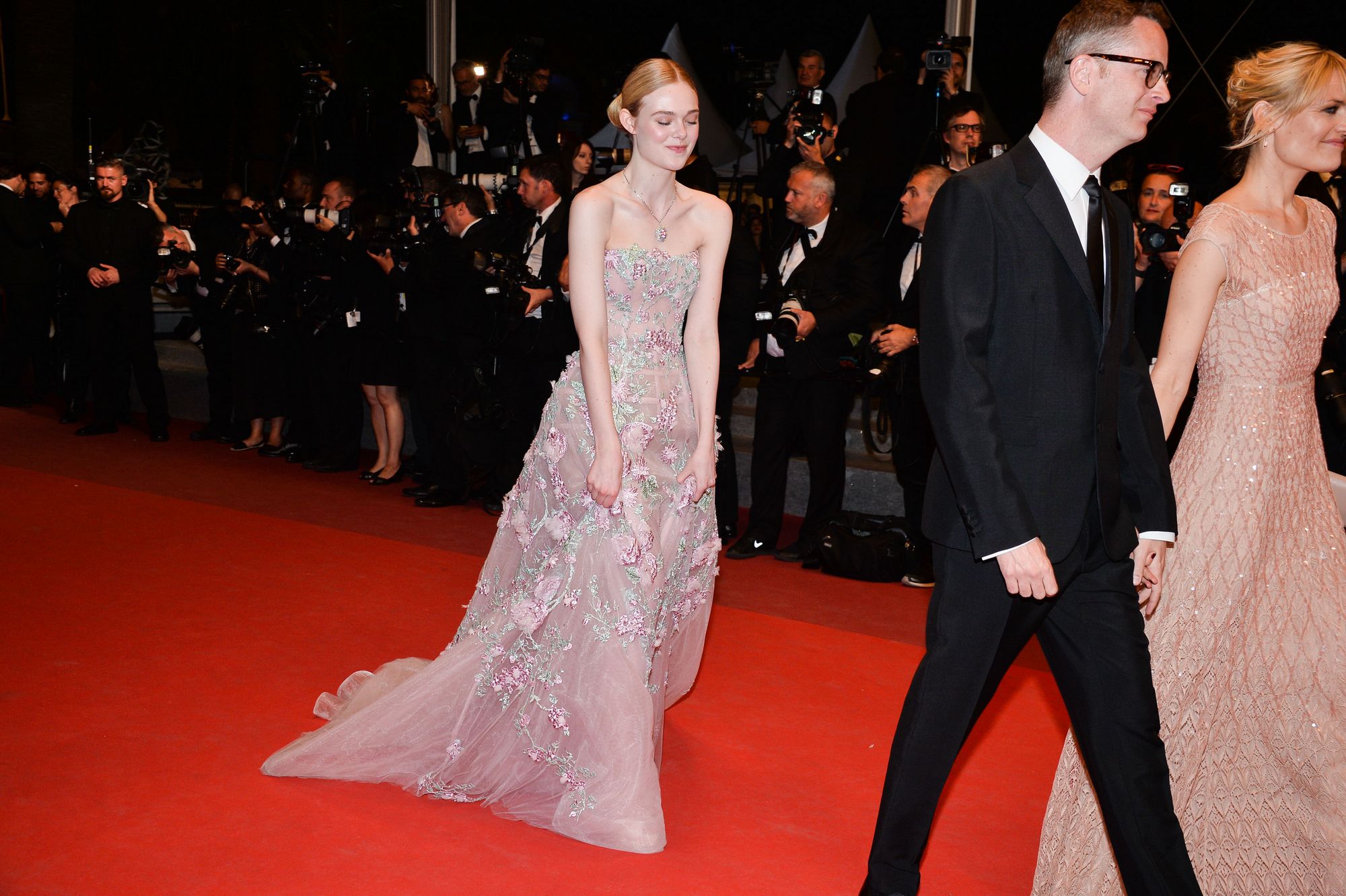 totally-elle-2016-neon-demon-cannes-premiere-173.jpg