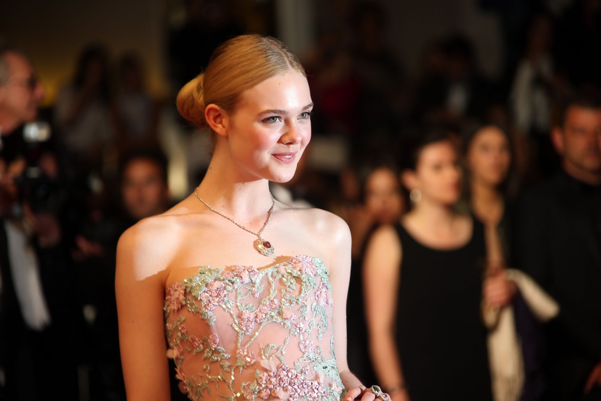 totally-elle-2016-neon-demon-cannes-premiere-182.jpg
