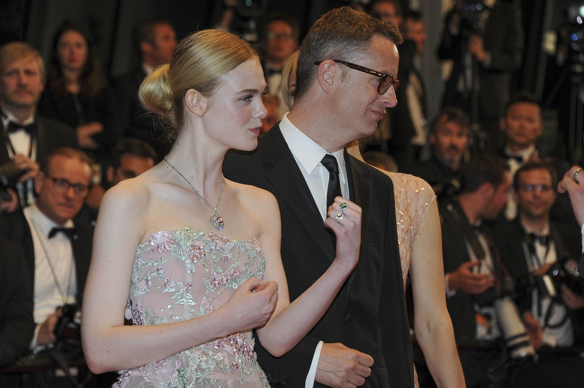 totally-elle-2016-neon-demon-cannes-premiere-360.jpg