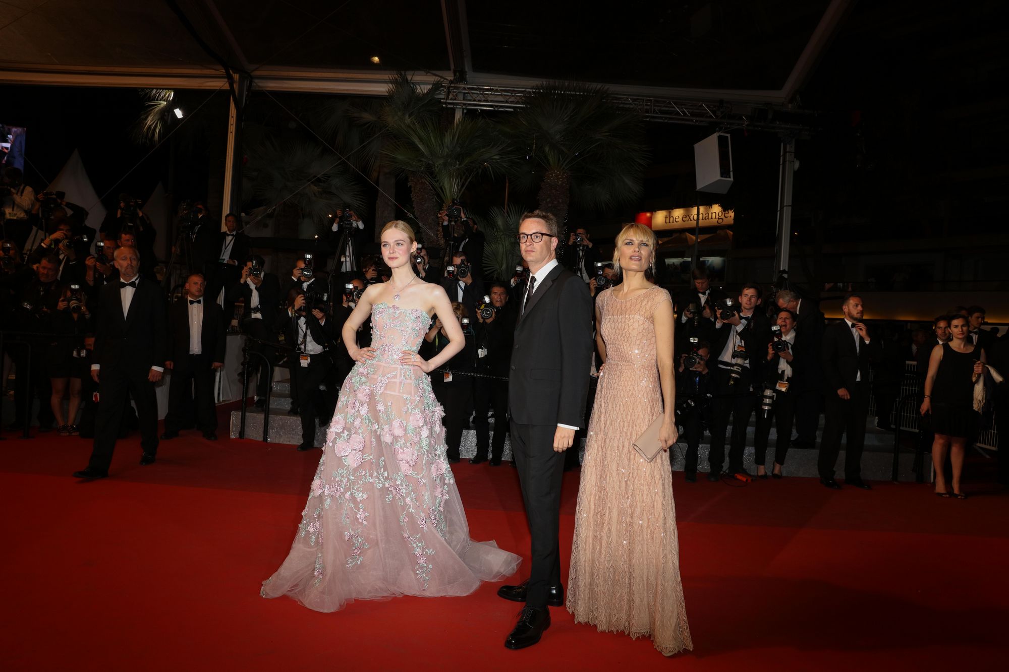 totally-elle-2016-neon-demon-cannes-premiere-410.jpg