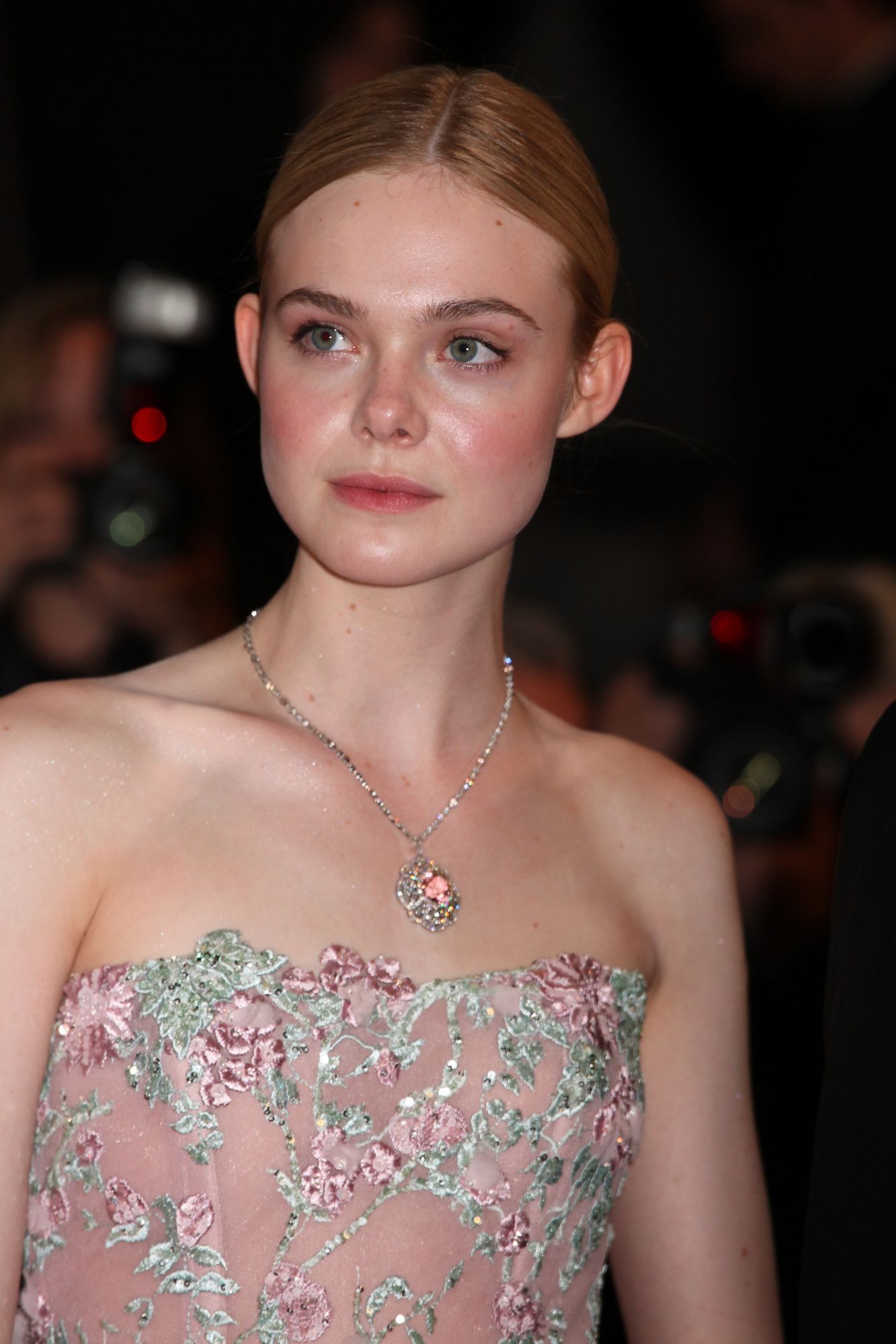 totally-elle-2016-neon-demon-cannes-premiere-430.jpg