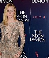 totally-elle-2016-neon-demon-uk-premiere-076.jpg