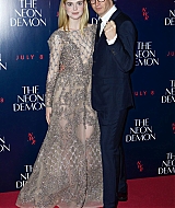 totally-elle-2016-neon-demon-uk-premiere-141.jpg
