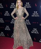 totally-elle-2016-neon-demon-uk-premiere-147.jpg