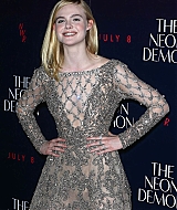 totally-elle-2016-neon-demon-uk-premiere-168.jpg