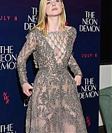 totally-elle-2016-neon-demon-uk-premiere-234.jpg