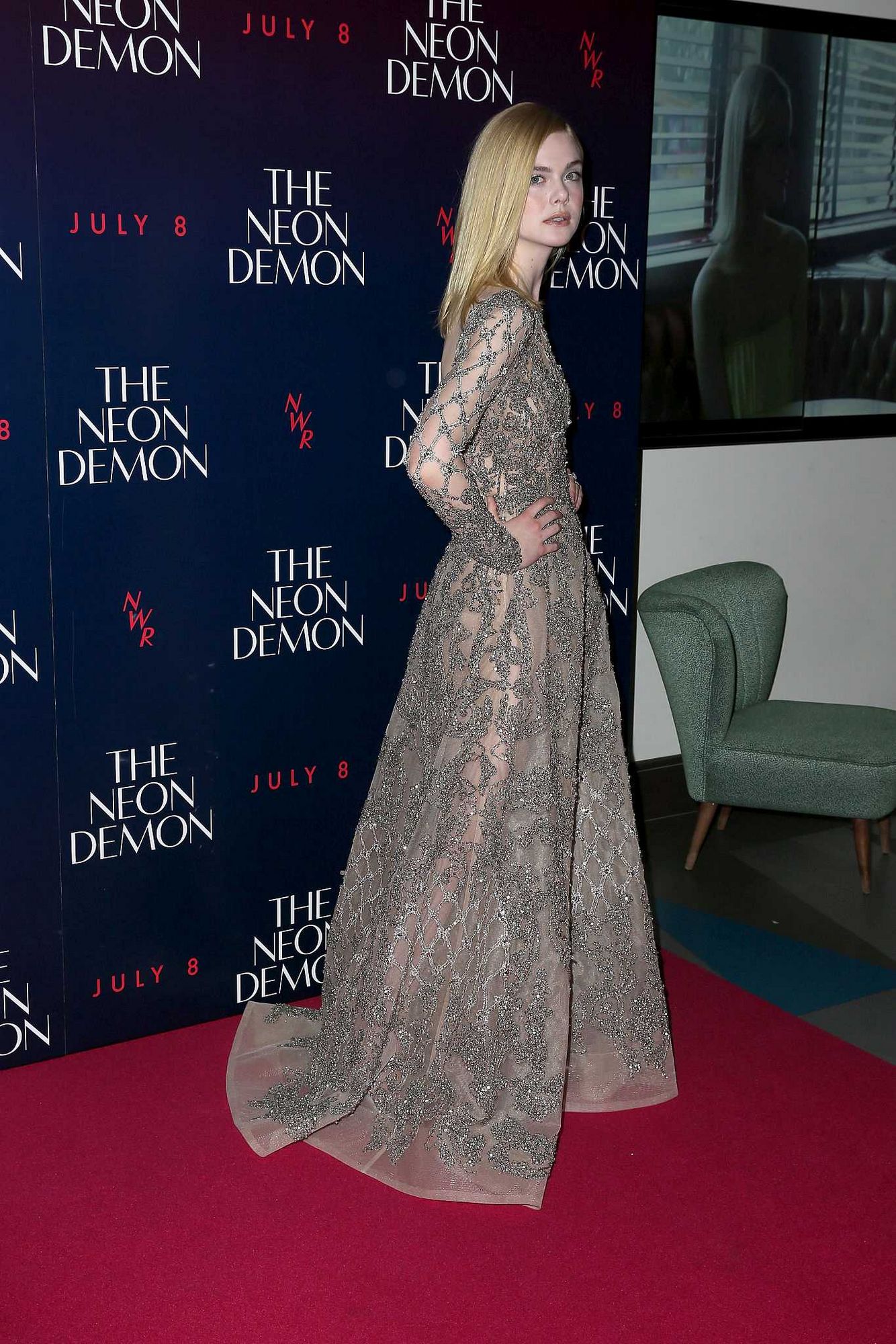 totally-elle-2016-neon-demon-uk-premiere-251.jpg