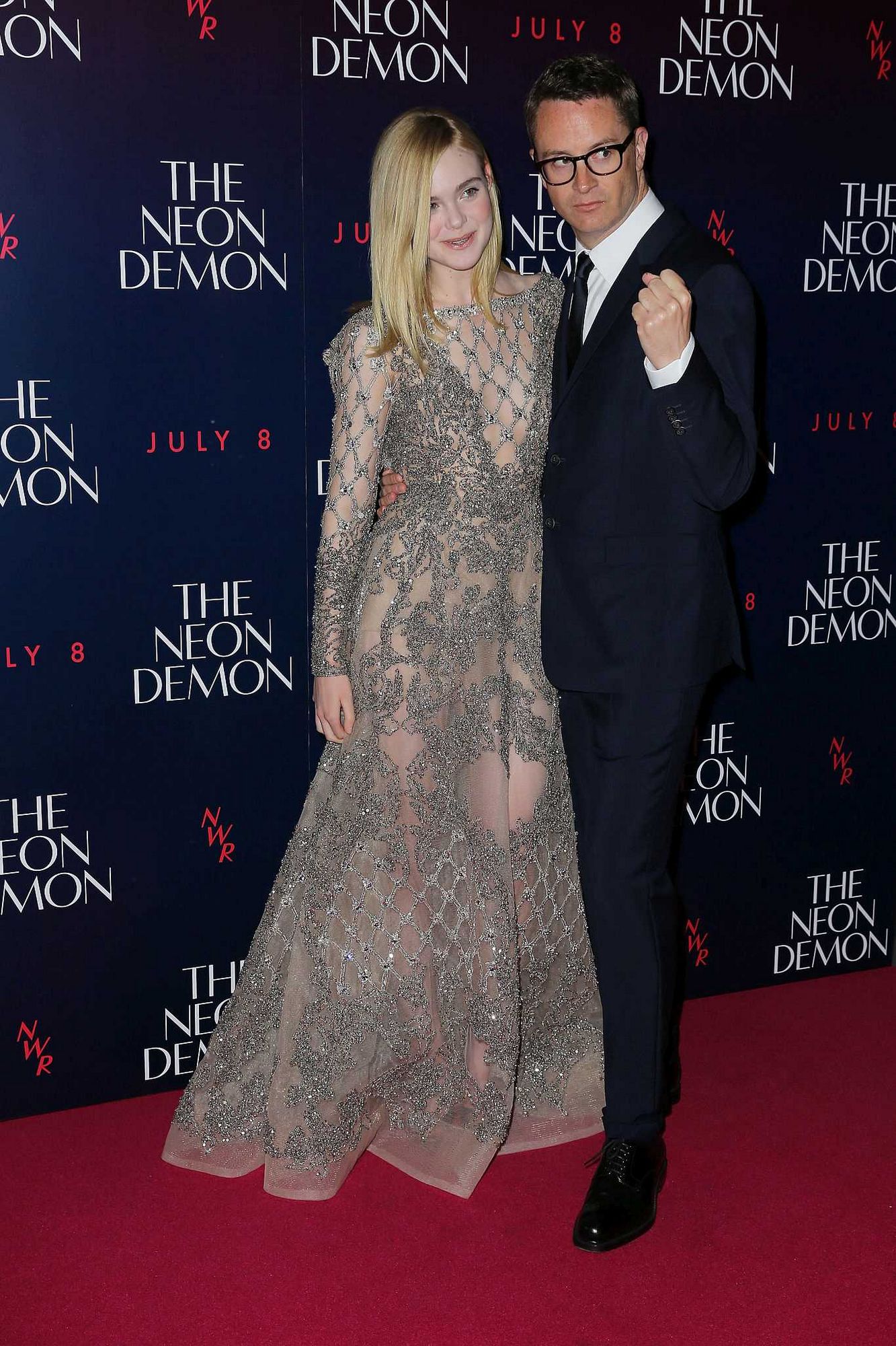 totally-elle-2016-neon-demon-uk-premiere-258.jpg