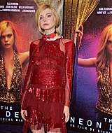 totally-elle-2016-neon-demon-paris-premiere-025.jpg