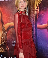 totally-elle-2016-neon-demon-paris-premiere-036.jpg