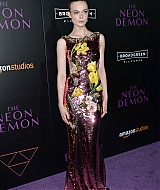 totally-elle-2016-neon-demon-la-premiere-024.jpg
