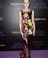 totally-elle-2016-neon-demon-la-premiere-031.jpg
