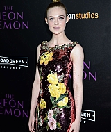 totally-elle-2016-neon-demon-la-premiere-040.jpg