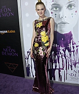 totally-elle-2016-neon-demon-la-premiere-048.jpg
