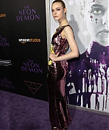 totally-elle-2016-neon-demon-la-premiere-050.jpg