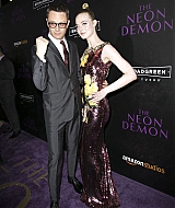 totally-elle-2016-neon-demon-la-premiere-091.jpg