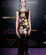 totally-elle-2016-neon-demon-la-premiere-125.jpg